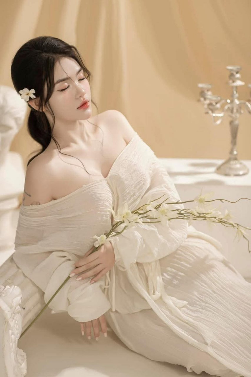 Dù biết cô bạn thân mà tôi thầm yêu là người yêu của cấp trên, nhưng tôi vẫn yêu